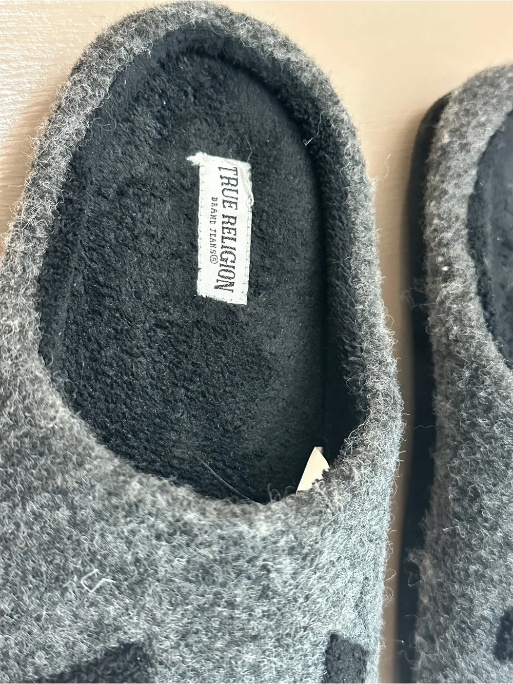 True Religion Mens Slippers Size M 9-10 Gray Felt Horseshoe Logo House Shoes